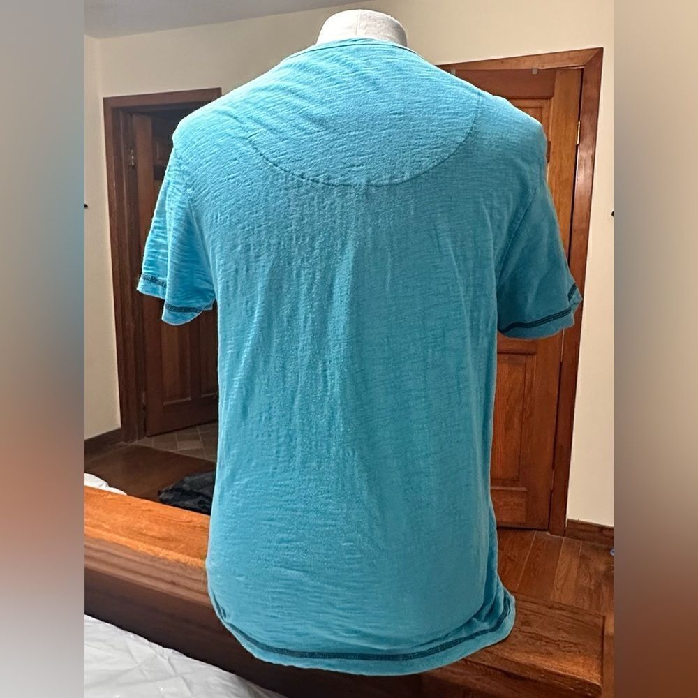 Guess Turquoise burn out Short Sleeve Henley T-shirt Size Large - Picture 5 of 12